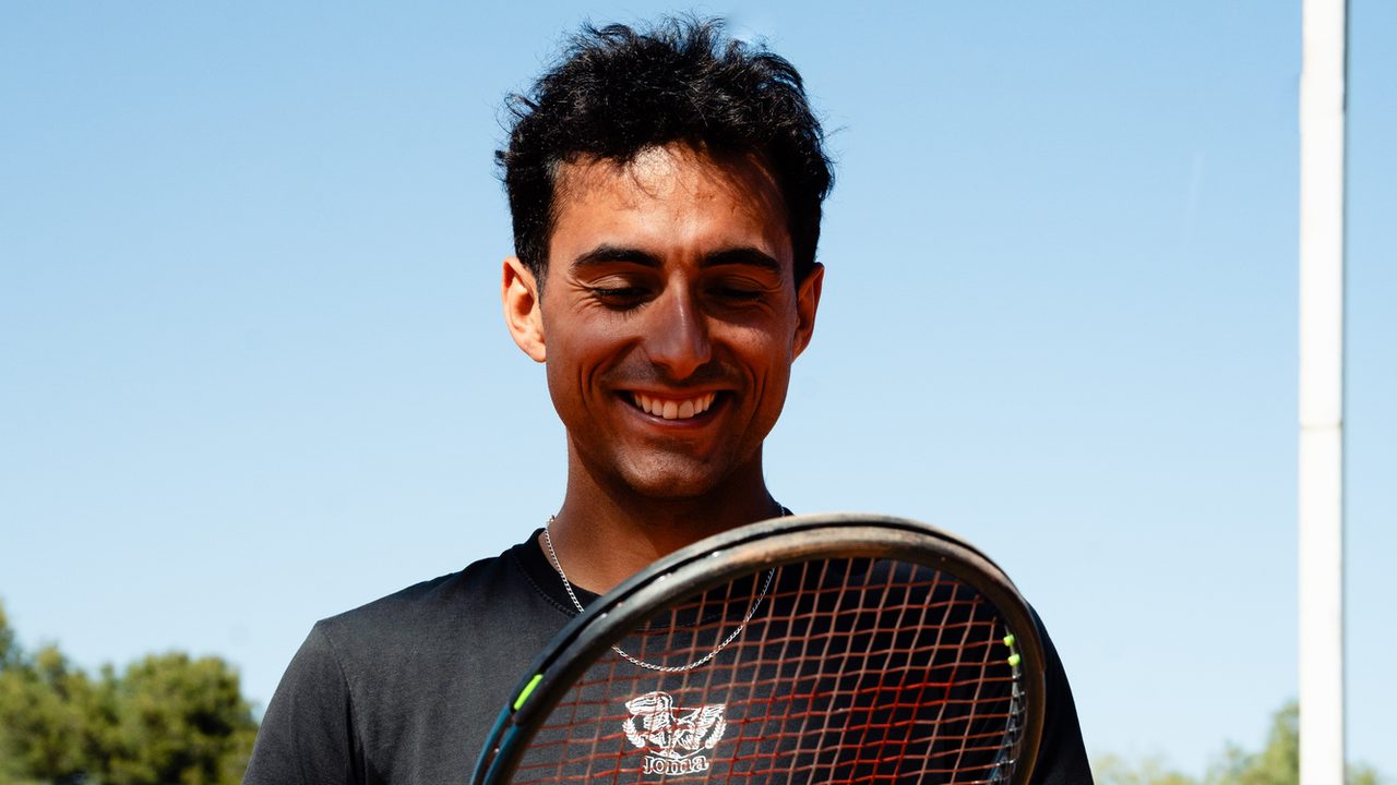 Nicolás sonriendo con la raqueta en pista