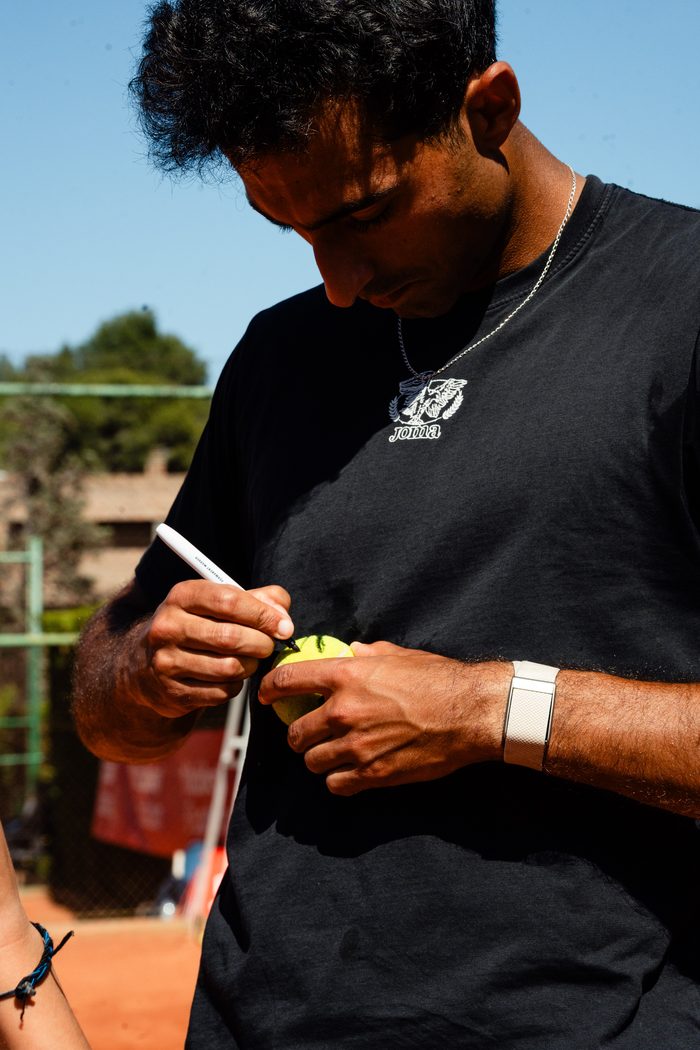 Nicolás firmando una pelota