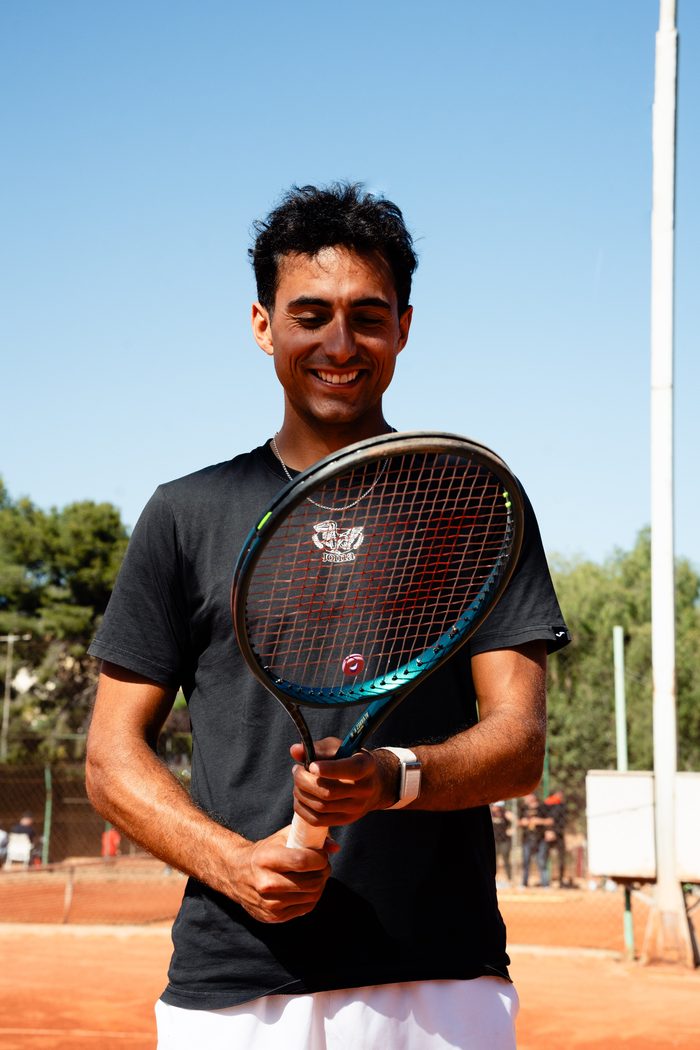 Nicolás sonriendo con la raqueta